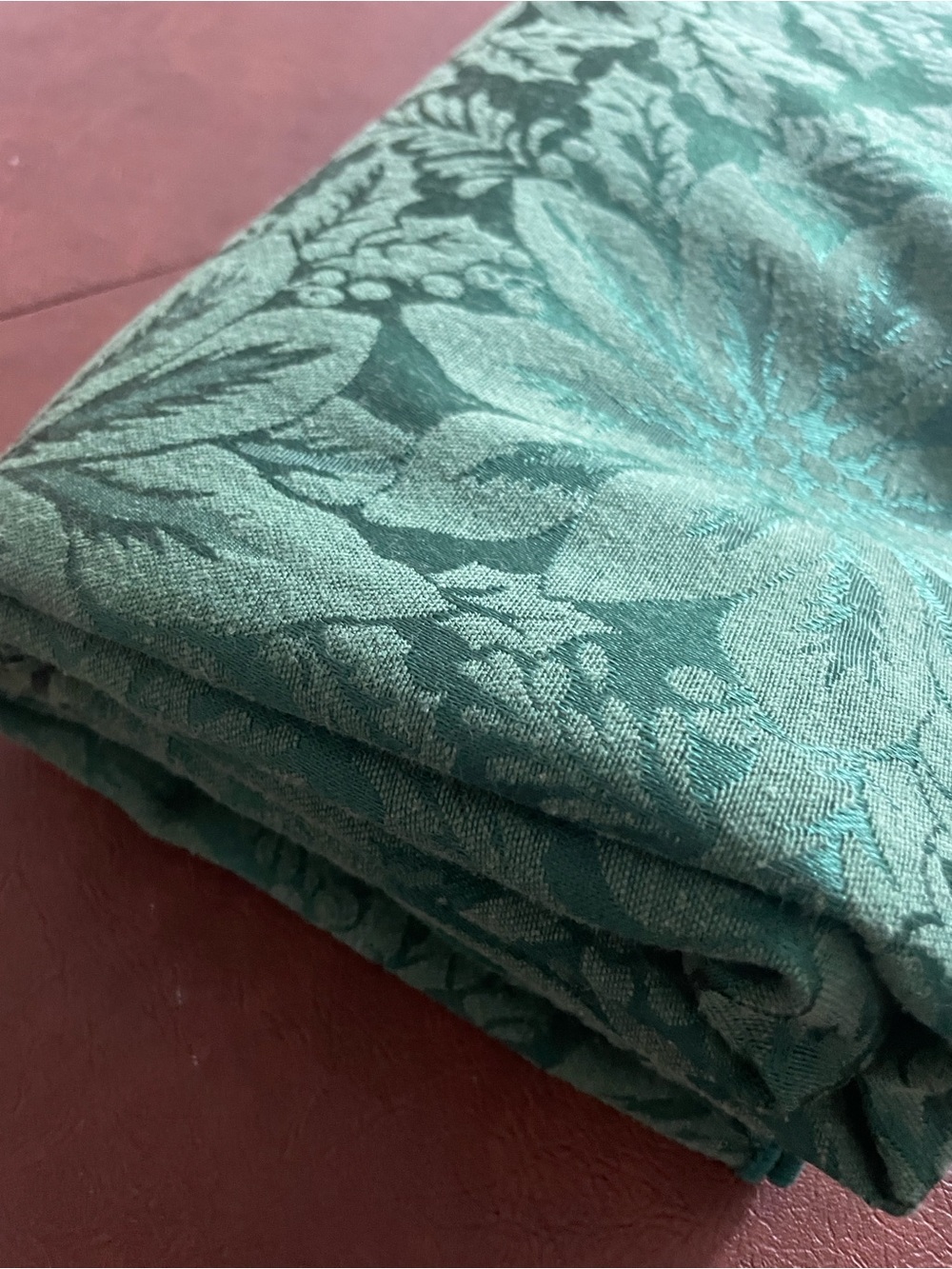 🎄Tablecloth - Poinsettia Design - Picture 6 of 7